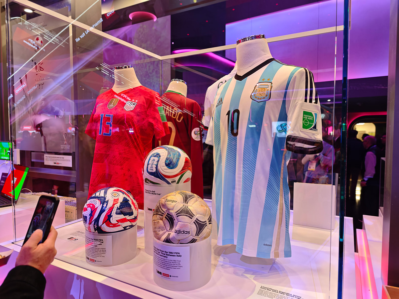 会場には各国代表などのユニフォームやボールなどが展示された