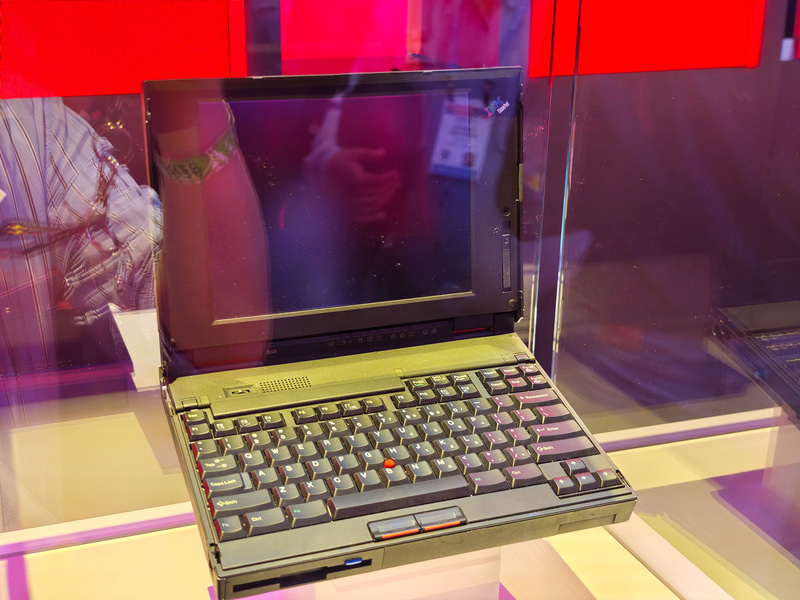 展示会場で展示されていた初代ThinkPad(1992年に発売)、黒い弁当箱と一緒に展示された