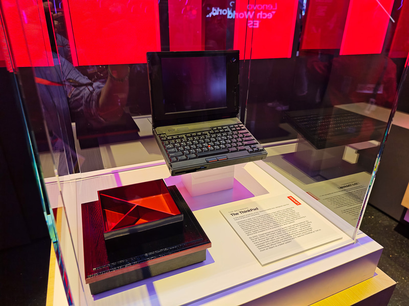 展示会場で展示されていた初代ThinkPad(1992年に発売)、黒い弁当箱と一緒に展示された