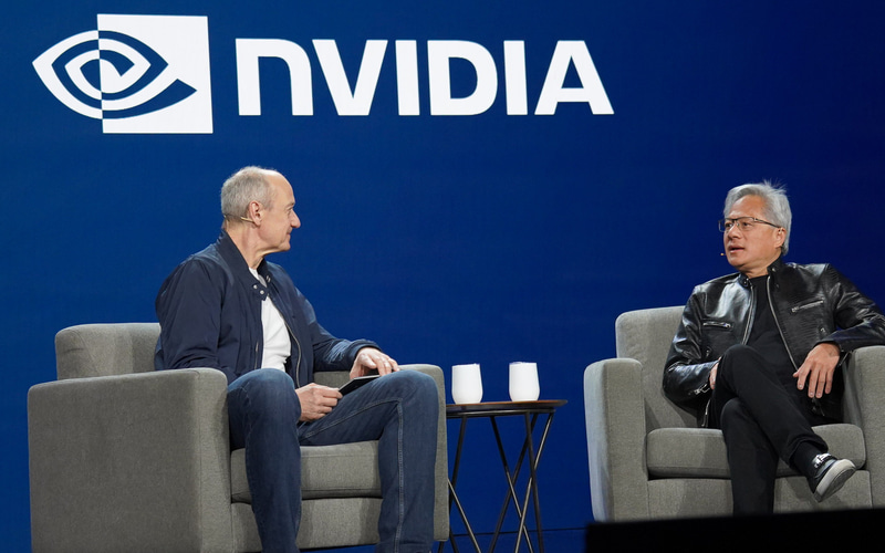 シーメンスの基調講演で対談を行なうシーメンスAG CEO ローラン・ブッシュ氏(左)とNVIDIA CEO ジェンスン・フアン氏