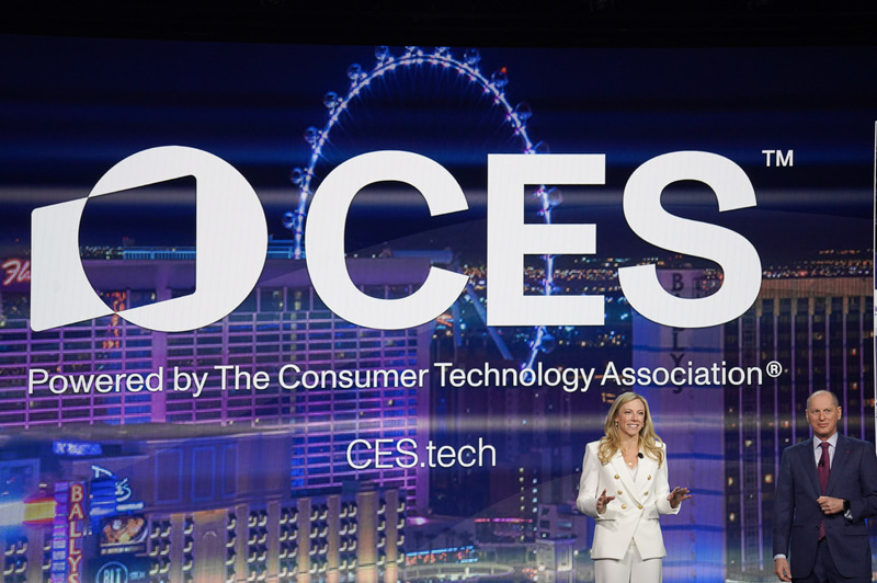 開幕基調講演を前にCESの見どころを説明するCTA会長のキンゼー・ファブリツィオ氏(左)、CTA上席副会長兼CEOのゲアリー・シャピーロ氏(右)