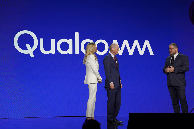 Qualcomm CEOのクリスチアーノ・アーモン氏(右)が登壇