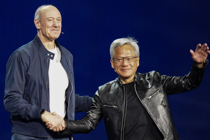 シーメンスAG CEO ローラン・ブッシュ氏の講演に、NVIDIA CEO ジェンスン・フアン氏が登壇