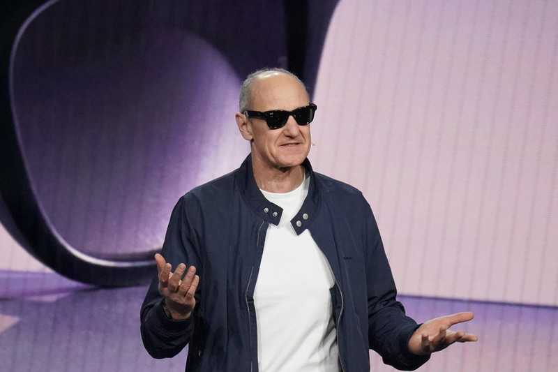 MetaのAIグラスを装着するブッシュ氏