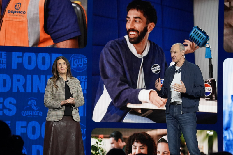 PepsiCo ラテンアメリカ地区CEO アシナ・カニオウラ氏(左)