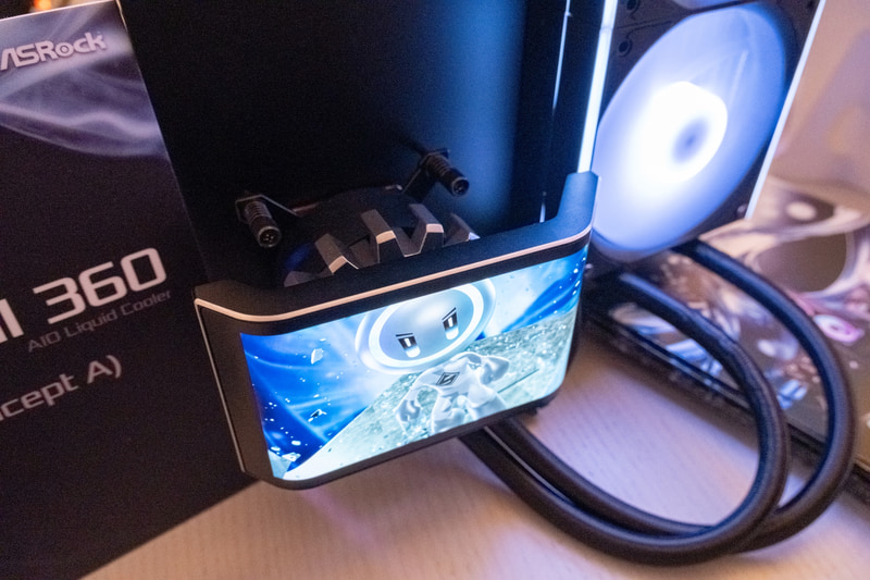 Concept Aの水冷ヘッド部分。ディスプレイは左右が湾曲したデザインで、背面のアームによって向きを変えられる