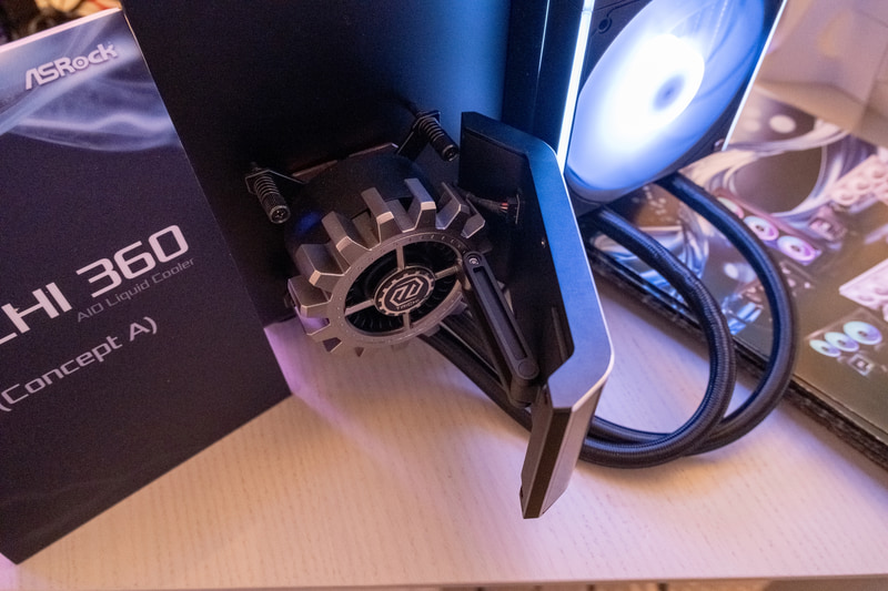Concept Aの水冷ヘッド部分。ディスプレイは左右が湾曲したデザインで、背面のアームによって向きを変えられる