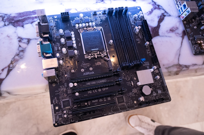 DDR4/5に両対応するユニークなマザーボード「H610M COMBO」も展示されていた。OEMなどに向けてすでに販売中の製品となる