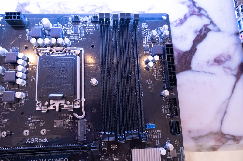 メモリスロットはDDR4 2基/DDR5 4基