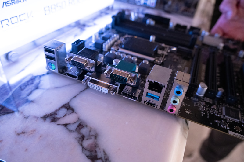 OEM向けということもあり、レガシーポートも備えている