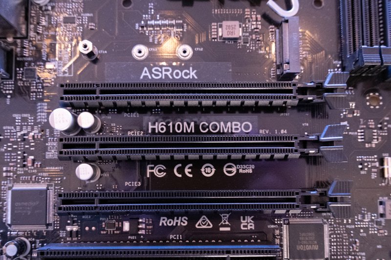 H610M COMBOの刻印。レガシーポートを取り払い、メモリスロットをDDR4 1基/DDR5 2基とするなど低コスト化を図った新型も今後投入予定とのことだった