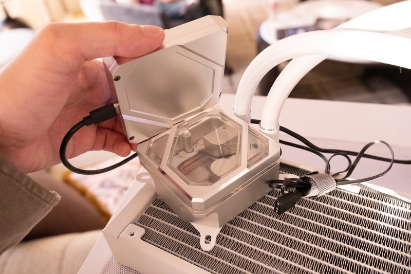 水冷ヘッドやチューブ途中のインジケータで水流を確認できる