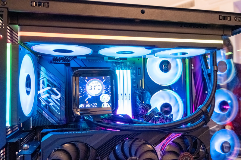 Phantom Gaming 360 LCD。ファン部分全体が1つのユニットとなっているのが特徴的。VRMファンも装備