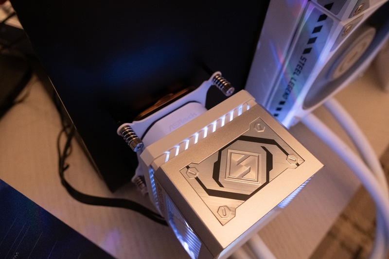 ディスプレイの内側にはVRMファンを装備。ファン下部のフィンを通じて、周囲のパーツを冷却する