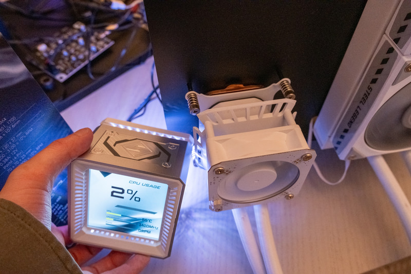 ディスプレイの内側にはVRMファンを装備。ファン下部のフィンを通じて、周囲のパーツを冷却する