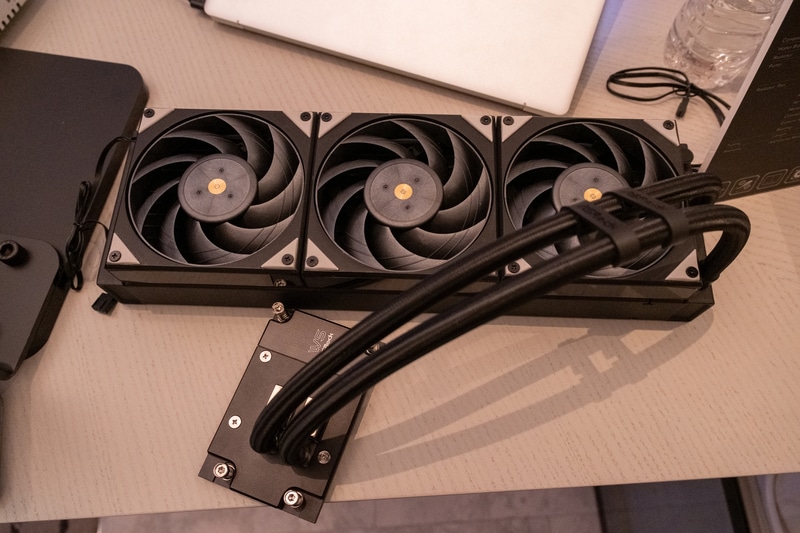 sTR5プラットフォーム向けのWS sTR5 360。デュアルポンプや厚さのあるラジエータを採用し、500W以上のTDPに対応