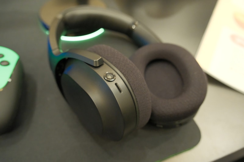 イヤーカップ部分にカメラを搭載している