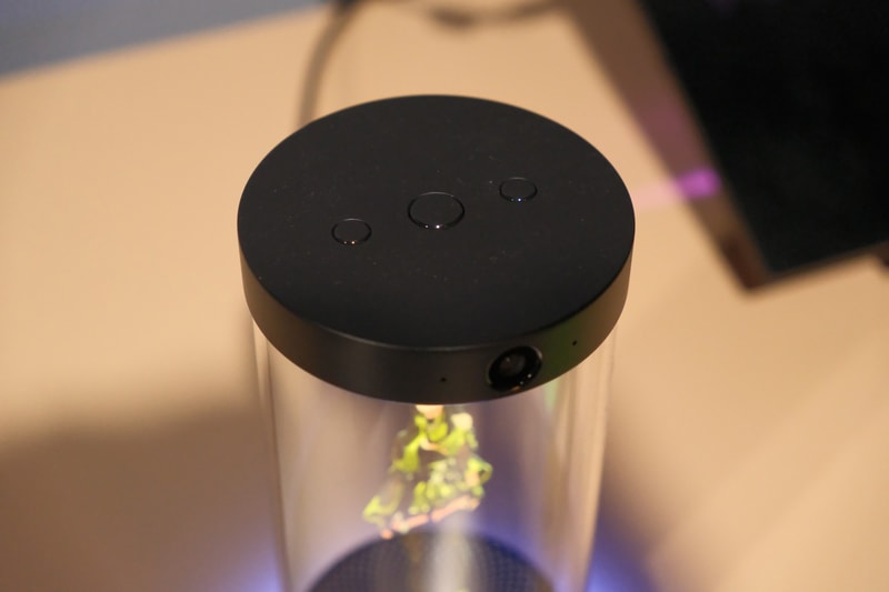 上部には音量やミュートボタン、カメラを搭載。カメラにはプライバシーシャッターも装備される予定