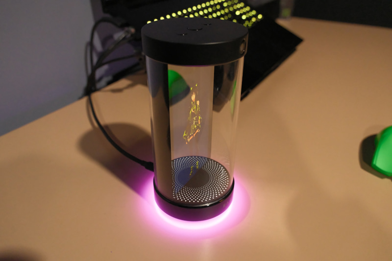 平面のディスプレイと鏡などを組み合わせて立体感を出している