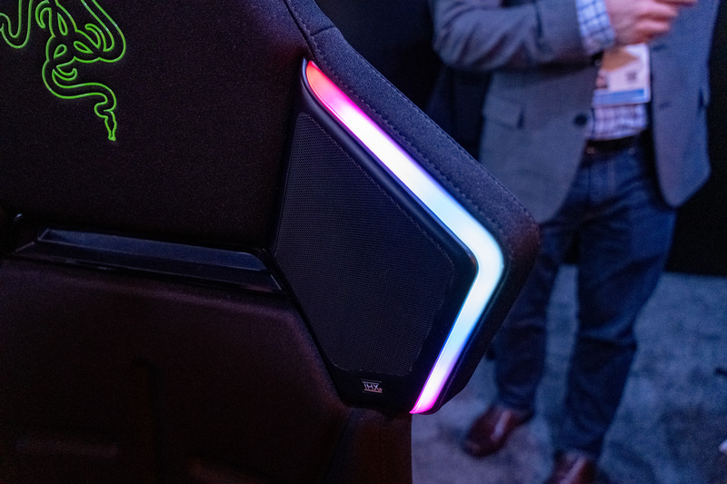 左右にスピーカーとLEDストリップを装備