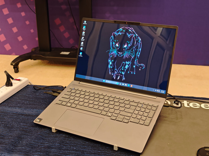 Lenovo IedaPad Pro 5 5i (16", 11)、16型 WQXGA+(2,880×1,800ドット/120Hz)、Core Ultra X9 388Hを搭載している