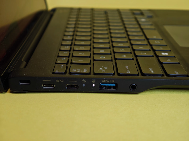 本体の左右ポート、基本的には左右のポートは従来のIntel版FMV Note Uとまったく同じ