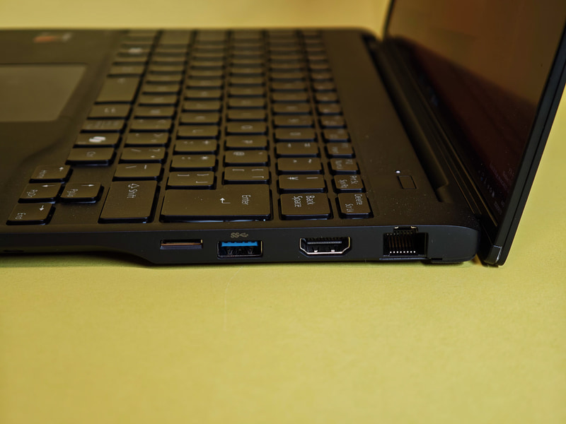 本体の左右ポート、基本的には左右のポートは従来のIntel版FMV Note Uとまったく同じ