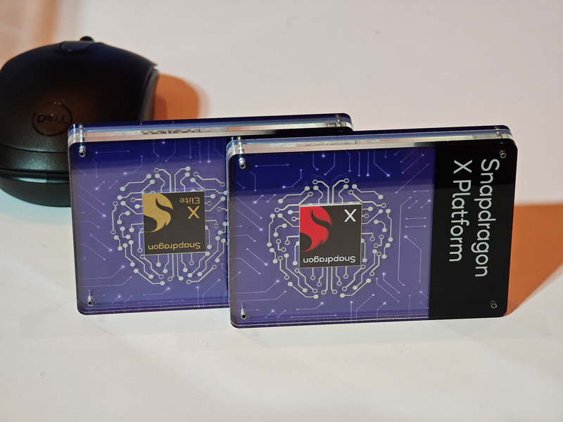 右がSnapdragon X(X1-26-100)、左はSnapdragon X Plus