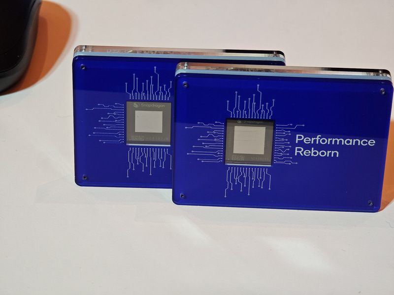 右がSnapdragon X(X1-26-100)、左はSnapdragon X Plus