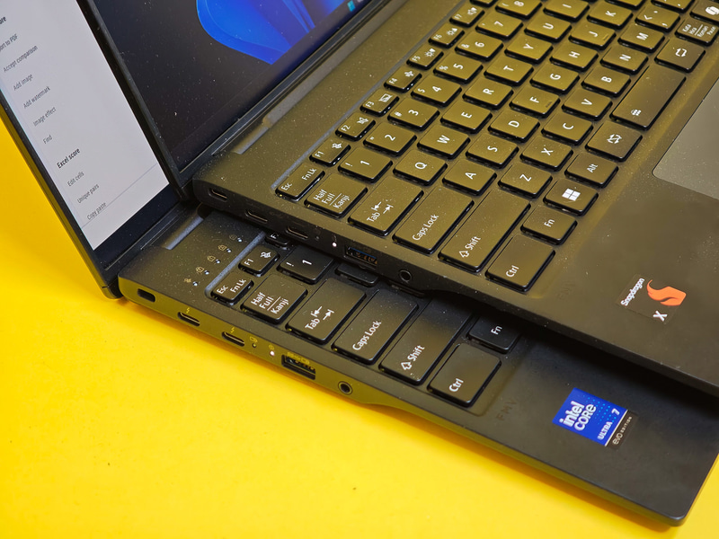 下がCore Ultraシリーズ2(Core Ultra 7 258V)を搭載したUA-K1、上がSnapdragon Xを搭載したUQ-L1、外見的な違いはまったくない