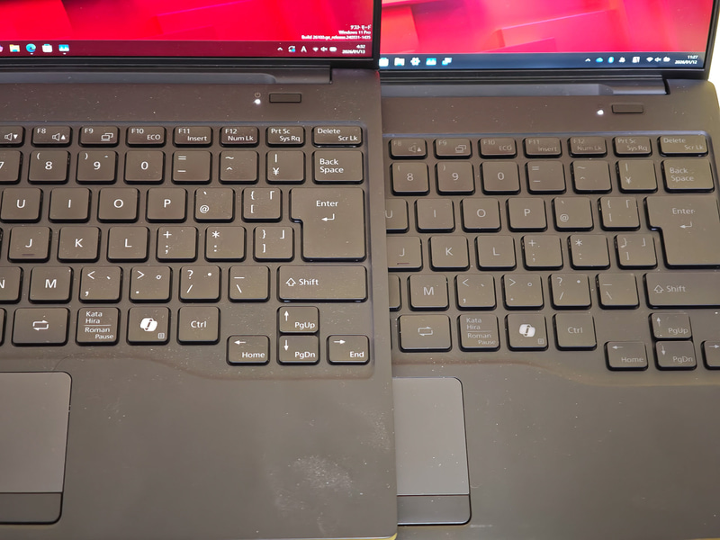 左がUQ-L1の白基調の文字表示のキーボード、右はWU6-L1の黒基調の文字表示のキーボード。明るいところでは写真のように問題ない