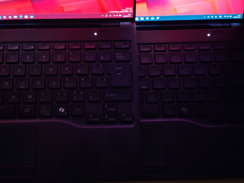 暗いところでは黒基調のキーボードはほとんど見えない。写真ではカメラの性能で見えているが、実際にはほとんど見えない。暗いところではキーボードがまったく使えないので、カンファレンスや消灯後の飛行機内などで使うなどのシーンが考えられるユーザーは、白基調のキーボードを強くおすすめする