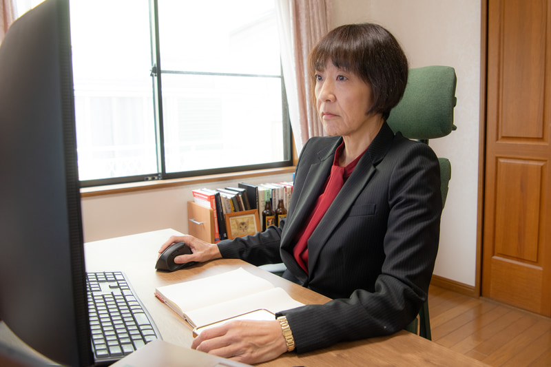 豊崎氏によれば、今では裁判所の書類などもすべてデジタル化されているため、紙の書類を読むことは少ないという。そのため、仕事中はほとんど画面と向き合っている