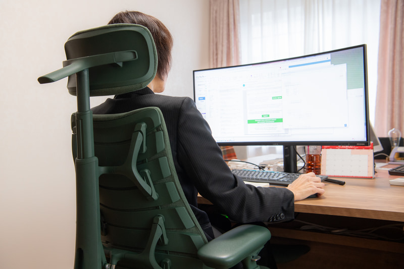 豊崎氏の身長は166cm。机の高さは日本では標準的な70cmとなっている。LiberNovo Omniは75cmを想定しているとのことだが、それほど問題にはならないとのこと