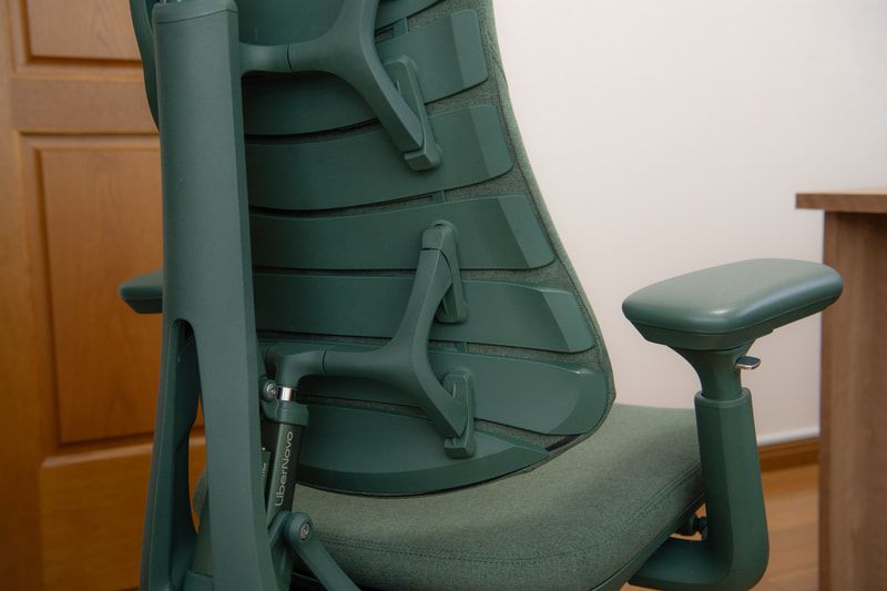 腰をしっかり支えるバックレストで、背骨がイスの中央に来る