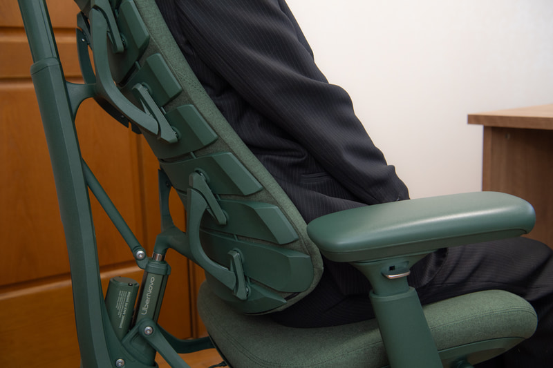 背部にはアクチュエータが仕込まれていて、背骨のS字カーブにバックレストがピタリとフィット。正しく楽な姿勢になる