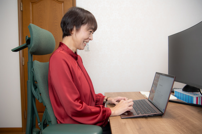 ノートPCの操作は頭は下向きになり、肘がアームレストに届かないため、腕の重さを肩で支える人が多く、肩こりになりやすい