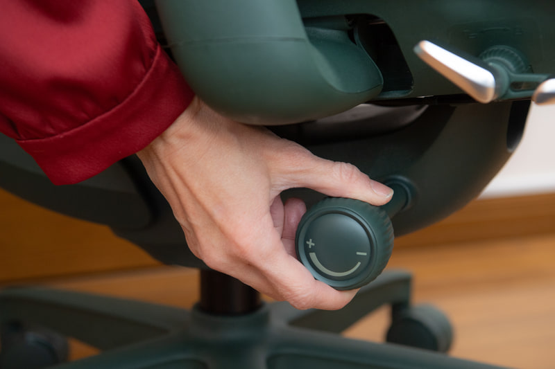 背もたれの硬さを替えられるテンションノブ。豊崎氏は背もたれのセレクタ―を使うより、テンションを硬めにした方が好みという