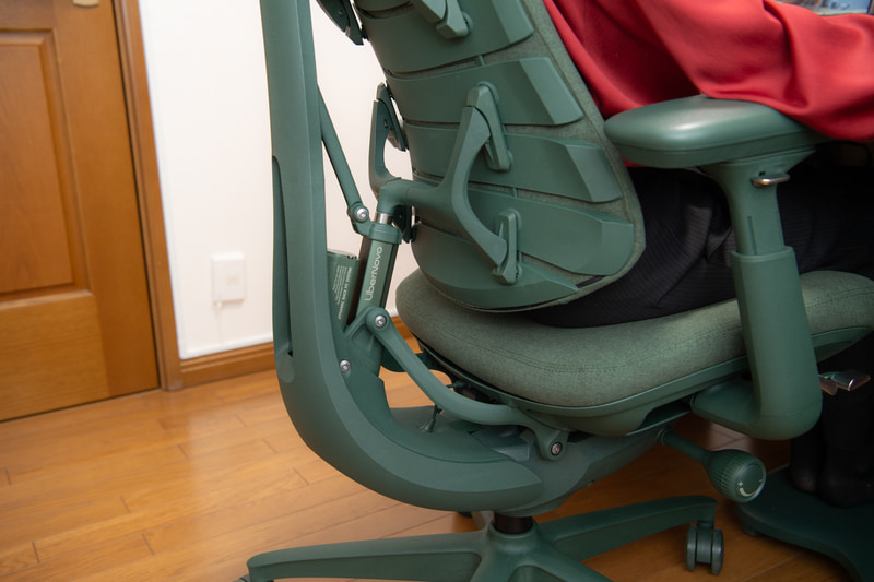 アクチュエータを配置することで、バックレストでの力の分散を変え、背骨のS字にピタリと合わせるようになっている