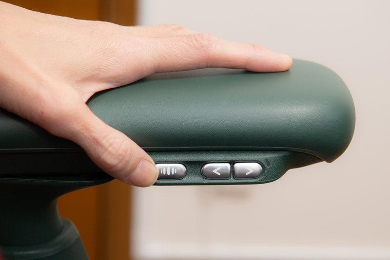 アームレストに付いているボタンで、最大5cmアクチュエータを動かせる