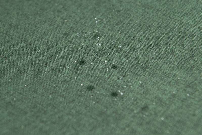 水滴を垂らしてみた。汗や湿気は中のスポンジに吸収され、反対側から発散していくので蒸れない