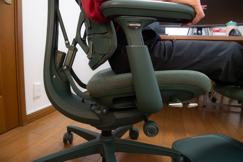 背もたれを倒すと、これにリンクして座面の後ろ側が沈み込むシンクロロッキング機構を持つ。リクライニングしたときに、お尻をしっかりホールドしてくれるので安定する