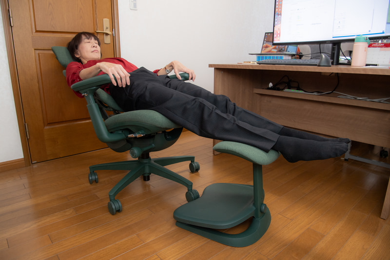 フルリクライニングの160度ならフットレストがおすすめ。ただし寝落ち確実なので注意