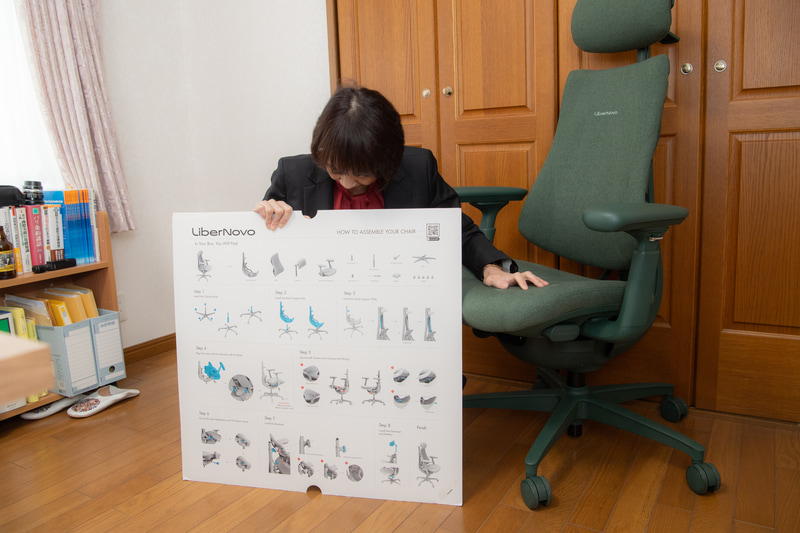 段ボールに印刷されたマニュアルを見ながら組み立てる。Webには動画マニュアルもあるので、とりあえず1回見てから組み立てると全行程を把握できる