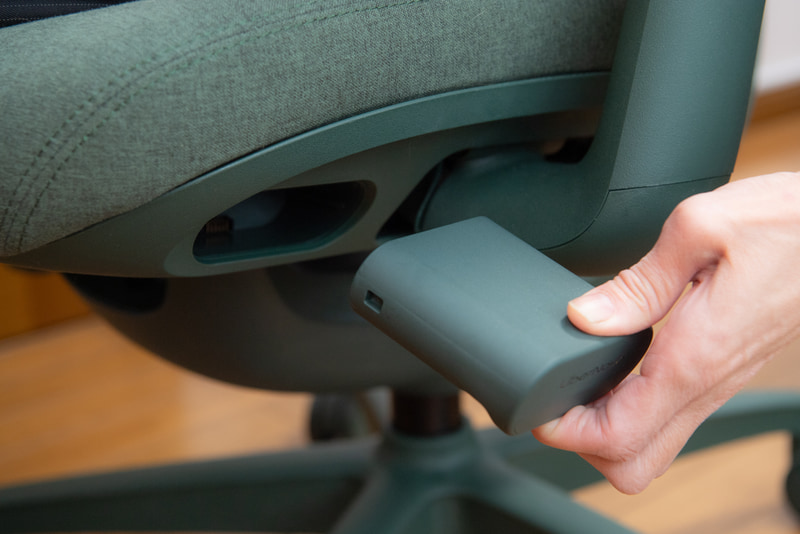 アクチュエータ駆動用のバッテリは、座面の下に差し込む