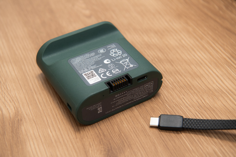 充電は取り外して一般的なUSB充電器(USB Type-C)で充電