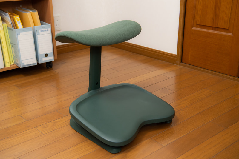 フットレストは車輪が付いていないので少し重いが、その分安定感がある。また角度や高さの調整が可能になっている