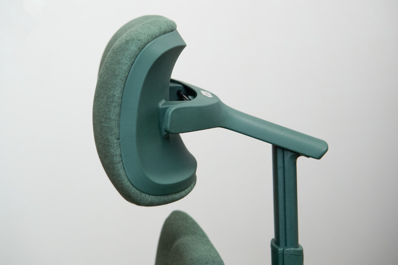 上下だけでなく、奥行きも調整可能だ