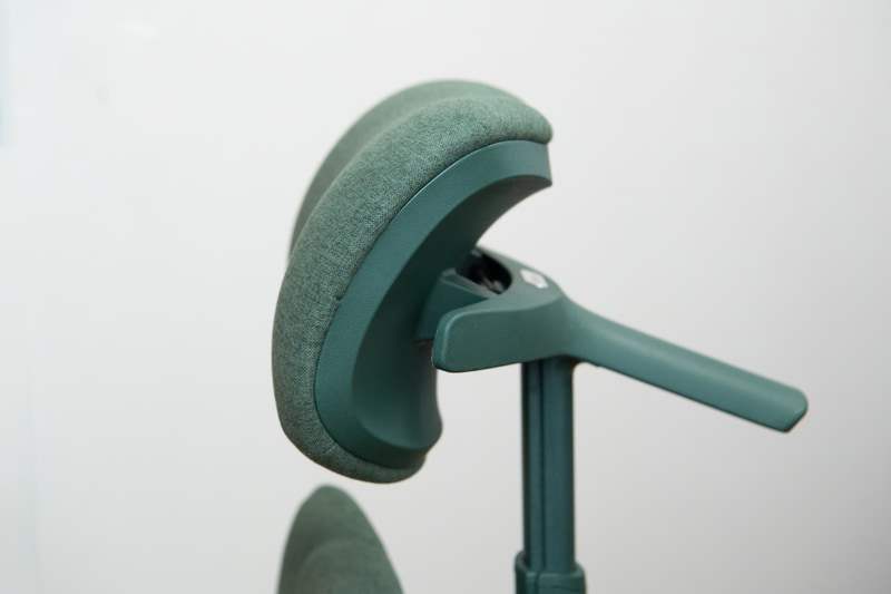 上下だけでなく、奥行きも調整可能だ