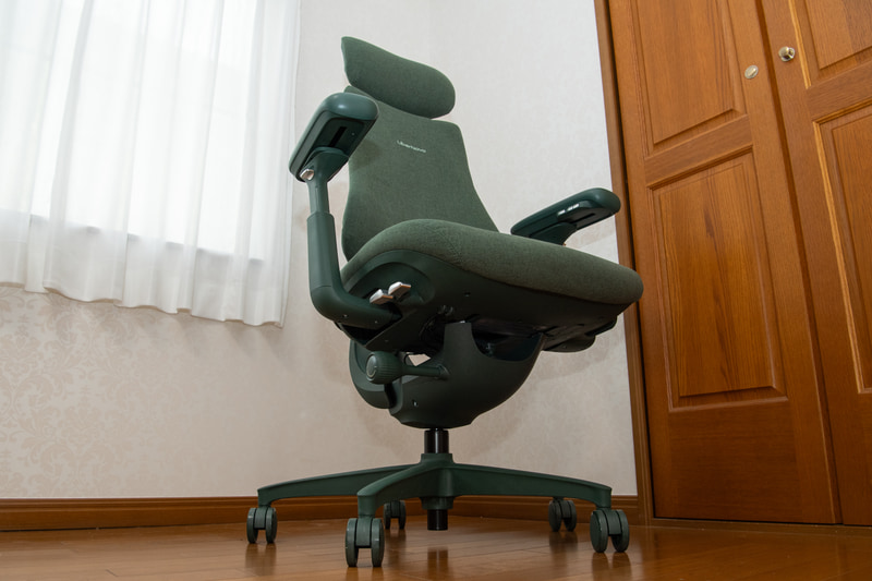 正面からは分からないが、底面や背面は一風変わっている